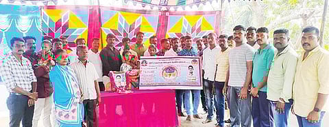 தஞ்சாவூரில் காவலர் மோசஸ் மோகன்ராஜின் குடும்பத்துக்கு நேற்று ரூ.8.15 லட்சம் நிதியை வழங்கிய 2013-ம் ஆண்டு பேட்ஜ் காவலர்கள்.