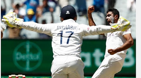 ஆஸி. வீரர் லாபுஷேன் விக்கெட்டை வீழ்த்திய ஆர்ப்பரிப்பில் இந்திய வீரர் அஸ்வின்: படம் உதவி | ட்விட்டர்.