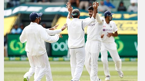 ஸ்மித் விக்கெட்டை வீழ்த்திய மகிழ்ச்சியில் பும்ரா: படம் உதவி | ட்விட்டர்.