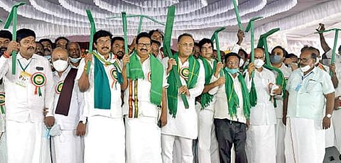 காங்கிரஸ் கமிட்டி சார்பில், இந்திய தேசிய காங்கிரஸ் கட்சியின் 136-ம் ஆண்டு தொடக்க விழா மற்றும் ஏர் கலப்பை விவசாயிகள் சங்கமம் வேலூரில் நேற்று நடந்தது. இதில்,  தமிழ்நாடு காங்கிரஸ் கமிட்டியின் தலைவர் கே.எஸ்.அழகிரி தலைமையில் ஏர் கலப்பையுடன் கோஷமிட்ட காங்கிரஸ் கட்சியினர்.‌படம்: வி.எம்.மணிநாதன்.