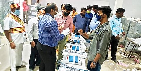 திருப்பத்தூரில் மின்னணு வாக்குப்பதிவு இயந்திரங்களின் முதற்கட்ட பரிசோதனையை நேற்று ஆய்வு செய்த மாவட்ட ஆட்சியர் சிவன் அருள்.