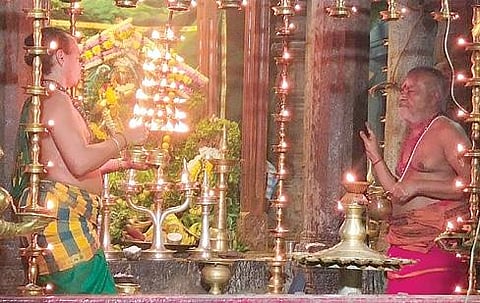 குற்றாலநாத சுவாமி கோயிலில் நடராஜருக்கு பச்சை சார்த்தி, தாண்டவ தீபாராதனை நடைபெற்றது.