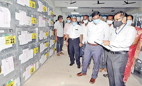 ஈரோடு ரயில்வே காலனி மாநகராட்சி பள்ளியில் மின்னணு வாக்குப்பதிவு இயந்திரங்கள் சரிபார்க்கும் பணியை மாவட்ட ஆட்சியர் சி.கதிரவன் தொடங்கி வைத்து ஆய்வு செய்தார்.