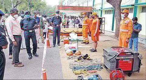 விருதுநகர் மாவட்ட ஆட்சியர் அலுவலகத்தில்  நடைபெற்ற தேசிய பேரிடர் மீட்புக் குழுவினரின் செயல் விளக்கத்தை பார்வையிடும் ஆட்சியர் இரா.கண்ணன்.