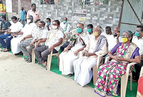 முருகம்பாளையத்தில் உண்ணாவிரதப் போராட்டத்தில் ஈடுபட்ட பொதுமக்கள்.