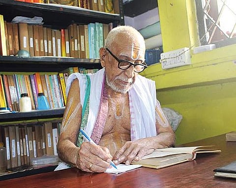 95 வயதிலும் கணினியில் தானே தட்டச்சு செய்து எழுதி வரும் சென்னையைச் சேர்ந்த டி.சீனிவாசாச்சாரியார்.