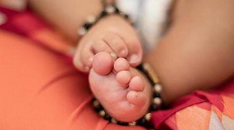 தந்தையே பெண் குழந்தையை விற்ற கொடுமை: ரூ.4 லட்சத்துக்கு அடுத்தடுத்து விற்ற 5 பேர் கைது