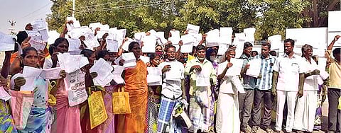 திருவண்ணாமலை மாவட்ட காவல் கண்காணிப்பாளரிடம் பணம் மோசடி செய்யப்பட்டதாக கூறி மனு அளித்த விண்ணமங்கலம் கிராம மக்கள்.