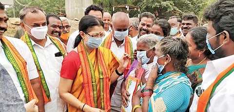 ராஜபாளையத்தில் பெண்களைச் சந்தித்து குறைகளைக் கேட்டறிந்தார் பாஜக மாநிலச் செயற்குழு உறுப்பினரும், ராஜபாளையம் சட்டமன்றத் தொகுதி பாஜக பொறுப்பாளருமான நடிகை கவுதமி.