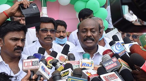 வணிகர் சங்கங்களின் பேரமைப்புத் தலைவர் விக்கிரமராஜா செய்தியாளர்களுக்குப் பேட்டியளித்தார்.