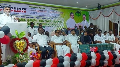 அதிமுக செயல் வீரர்கள் கூட்டத்தில் அமைச்சர் கே.சி.வீரமணி பேசினார். அருகில் தொழிலாளர் நலத்துறை அமைச்சர் நிலோபர் கபீல் உட்பட பலர்.