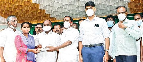 செய்யாறு அரசு மாதிரி மகளிர் மேல்நிலை பள்ளியில் நடைபெற்ற விழாவில் மருத்துவப் படிப்பில் சேர்ந்துள்ள அரசு பள்ளி மாணவியின் கல்வி செலவுக்காக ரூ.25 ஆயிரத்தை வழங்கிய அமைச்சர் சேவூர் எஸ்.ராமச்சந்திரன். அருகில், ஆட்சியர் சந்தீப் நந்தூரி, எம்எல்ஏ தூசி கே.மோகன் உள்ளிட்டோர்.