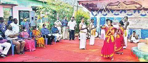 திருப்பத்தூர் அடுத்த சின்ன வெங்காயப்பள்ளி கிராமத்தில் கடையாணி வீதி நாடகத்தை தொடங்கி வைத்து பார்வையிட்ட மாவட்ட ஆட்சியர் சிவன் அருள்.