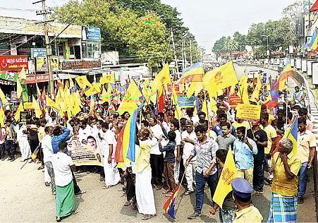 வன்னியர்களுக்கு 20 சதவீத தனி இட ஒதுக்கீடு வழங்க கோரி, வேலூர் அண்ணா கலையரங்கம் அருகே இருந்து பேரணியாக சென்ற பாமகவினர். அடுத்த படம்: திருப்பத்தூர் மாவட்டத்தில் பிடிஓ அலுவலகத்தை முற்றுகையிட்ட பாமகவினர். கடைசிப் படம்: திருவண்ணாமலை மாவட்டம் போளூரில் ஆர்ப்பாட்டத்தில் ஈடுபட்ட பாமகவினர்.படம்:வி.எம்.மணிநாதன்.