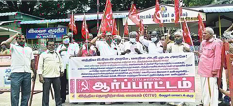 வேலூர் தலைமை தபால் நிலையம் முன்பாக பல்வேறு கோரிக்கைகளை வலியுறுத்தி ஆர்ப்பாட்டத்தில் ஈடுபட்ட இந்திய தொழிற்சங்க மையத்தினர். படம்: வி.எம்.மணிநாதன்.