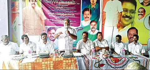 அமமுக ஆலோசனைக் கூட்டத்தில் பேசும் மாவட்டச் செயலாளர் பரந்தாமன்.