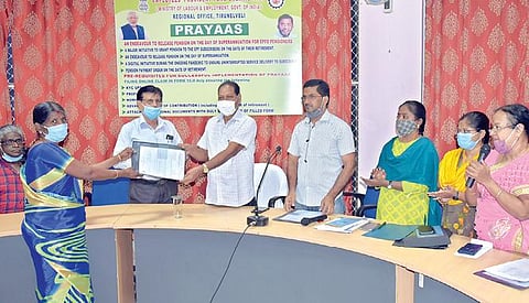 திருநெல்வேலி வருங்கால வைப்புநிதி நிறுவனத்தில் மத்திய அரசின் `பிரயாஸ்’ திட்டத்தின்மூலம் ஓய்வுபெறும் நாளன்றே ஓய்வூதிய ஆணை வழங்கும் விழா நடைபெற்றது