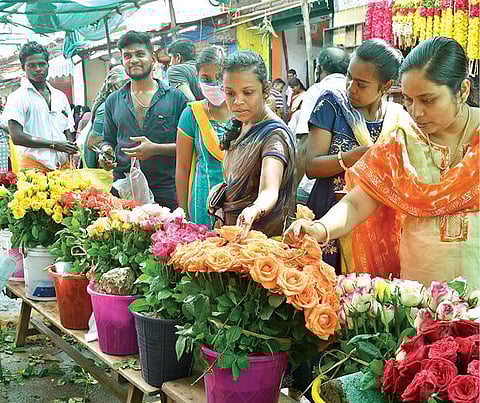 புத்தாண்டை முன்னிட்டு   தூத்துக்குடி பூ மார்க்கெட்டில் ரோஜா பூக்களை ஆர்வமுடன் வாங்கிய பெண்கள். 					           படம்: என்.ராஜேஷ்