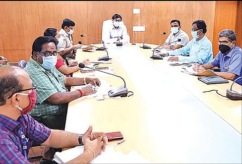 திருப்பூர் ஆட்சியர் அலுவலகத்தில் குரூப் 1 தேர்வுகள் தொடர்பாக நேற்று நடந்த ஆலோசனைக் கூட்டத்தில் பங்கேற்ற ஆட்சியர் உள்ளிட்டோர்.