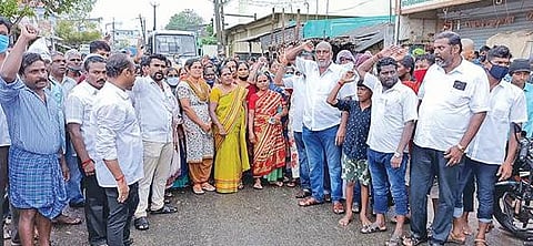 மதுபானக் கடையை அகற்ற கோரி கொட்டும் மழையில் மக்கள் போராட்டம்