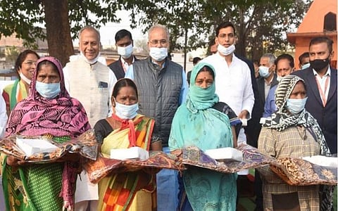சத்தீஸ்கர் முதல்வர் பூபேஷ் பாகல் தொழிலாளர்களுடன் ஆங்கிலப் புத்தாண்டைக் கொண்டாடும் காட்சி | படம்: ஏஎன்ஐ