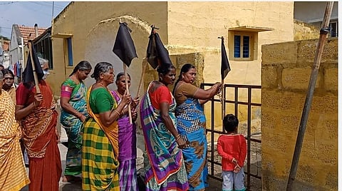 கோவை பொன்னாண்டாம்பாளையம் கிராமத்தில் ஒரே உள்ளாட்சியுடன் இணைக்க வலியுறுத்தி, வீடுகளின் முன்பு கறுப்புக் கொடி ஏற்றும் பொதுமக்கள்.