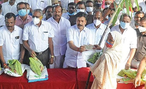 விழுப்புரம் முத்தோப்பு பகுதியி்ல் ரூ.2,500 ரொக்கத்துடன் கூடிய பொங்கல் பரிசு தொகுப்பை பயனாளி ஒருவருக்கு வழங்கிய அமைச்சர் சி.வி.சண்முகம்.