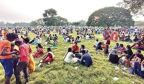 ஆங்கில புத்தாண்டையொட்டி, வேலூர் கோட்டை ஜலகண்டேஸ்வரர் கோயிலில் ஜலகண்டேஸ்வருக்கு சிறப்பு அபிஷேகங்கள் மற்றும் அலங்காரம் செய்யப்பட்டு பூஜைகள் நடைபெற்றன.  அடுத்த படம்: சிறப்பு அலங்காரத்தில் அகிலாண்டேஸ்வரி அம்மன்.  கடைசிப் படம்:  கோயிலில் பொதுமக்கள் குவிந்ததால் தடுப்பு அமைத்து சுவாமி தரிசனம் செய்ய அனுமதிக்கப்பட்டனர். படங்கள்: வி.எம்.மணிநாதன்.