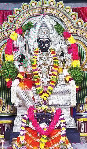 ஆங்கில புத்தாண்டு பிறப்பையொட்டி சிறப்பு அலங்காரத்தில் பக்தர்களுக்கு அருள்பாலித்த சேலம் கோட்டை மாரியம்மன். அடுத்த படம்: கோட்டை அழகிரி நாத பெருமாள் கோயிலில் தங்க கவச அலங்காரத்தில் பக்தர்களுக்கு காட்சியளித்த ஆஞ்சநேயர். கடைசி படம்: வெள்ளிக் கவச அலங்காரத்தில் பக்தர்களுக்கு அருள் பாலித்த எல்லைப்பிடாரி அம்மன்.படங்கள்: எஸ்.குரு பிரசாத்