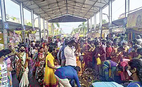 புத்தாண்டை ஒட்டி காஞ்சிபுரம் காமாட்சி அம்மன் கோயிலில் சுவாமி தரிசனம் செய்ய நீண்ட வரிசையில் காத்திருந்த  பக்தர்கள்.