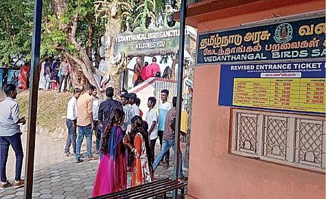 வேடந்தாங்கல் பறவைகள் சரணாலயம் மூடப்பட்டுள்ளதால் ஏமாற்றத்துடன் திரும்பிய சுற்றுலா பயணிகள்.