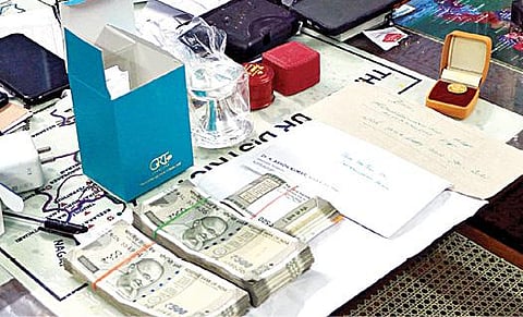 தஞ்சாவூர் சுகாதாரப் பணிகள் துணை இயக்குநர் அலுவலகத்தில் கைப்பற்றப்பட்ட பணம் மற்றும் பரிசுப் பொருட்கள்.