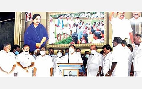 மதுரை பெருங்குடியில் நடந்த வரவேற்பு நிகழ்ச்சியில் பேசுகிறார் முதல்வர் பழனிசாமி. அருகில் அமைச்சர்கள் ஆர்.பி. உதயகுமார், செல்லூர் கே.ராஜூ, புறநகர் கிழக்கு மாவட்டச் செயலாளர்  ராஜன் செல்லப்பா எம்எல்ஏ உள்ளிட்டோர். 