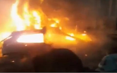 குஜராத்தில் இன்று அதிகாலை பருத்தி லாரி மீது கார் மோதி எரிந்ததில் 3 பெண்கள் பலியான கோர விபத்து