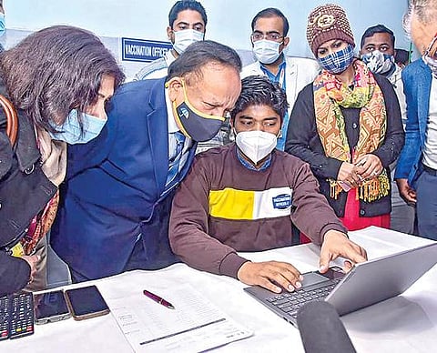 டெல்லியில் உள்ள குரு தேஜ் பகதூர் (ஜிடிபி) மருத்துவமனையில் நேற்று நடைபெற்ற கரோனா தடுப்பூசி ஒத்திகையை மத்திய சுகாதாரத் துறை அமைச்சர் ஹர்ஷ் வர்தன் ஆய்வு செய்தார்.படம்: பிடிஐ