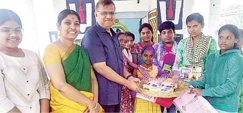 திருப்பாவை விநாடி வினாப் போட்டியில் வெற்றி பெற்றவர்களுக்கு பரிசளிக்கிறார் இதயநோய் சிகிச்சை மருத்துவர் பரணிக்குமார்.