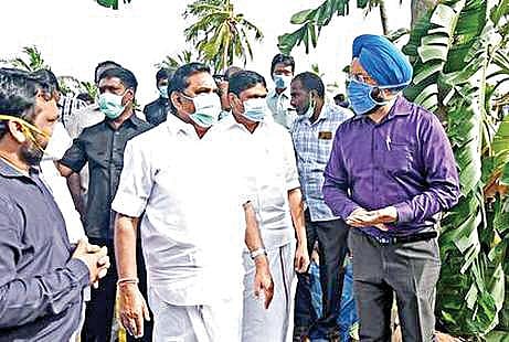 கடலூர் மாவட்டத்தில் நிவர் புயலால் சேதமடைந்த வாழை தோட்டத்தை முதல்வர் பழனிசாமி பார்வையிட்டார். (கோப்புப் படம்)