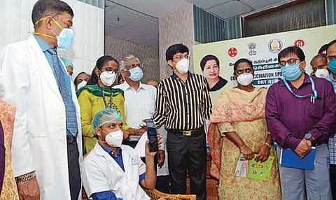 சென்னை அரசு பொது மருத்துவமனையில் கரோனா தொற்று தடுப்பூசி ஒத்திகையை சுகாதாரத் துறைச் செயலர் ஜெ.ராதாகிருஷ்ணன் நேற்று ஆய்வு செய்தார். உடன் மாநகராட்சி இணை ஆணையர் (சுகாதாரம்) திவ்யதர்ஷினி, பொது சுகாதாரத் துறை இயக்குநர் செல்வவிநாயகம், டீன் தேரணிராஜன் உள்ளிட்டோர்.படம்: க.பரத்