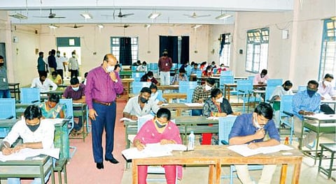 வேலூர் அரசு முத்துரங்கம் கலைக்கல்லூரியில் நடைபெற்ற குரூப்-1 முதல்நிலை தேர்வை ஆய்வு செய்த மாவட்ட ஆட்சியர் சண்முகசுந்தரம். அடுத்த படம்: திருவண்ணாமலை நகராட்சி மாதிரி மகளிர் மேல்நிலை பள்ளியில் நடைபெற்ற தேர்வை பார்வையிட்ட ஆட்சியர் சந்தீப் நந்தூரி.