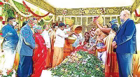 வேலூர் அடுத்த  நாராயணி பீடத்தில்  சக்திஅம்மாவின் 45-வது ஜெயந்தி விழாவையொட்டி பல வண்ண மலர்களால் அபிஷேகம் நடைபெற்றது.