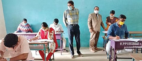 நாமக்கல்லில் நடைபெற்ற குரூப் 1 தேர்வை தமிழ்நாடு அரசுப் பணியாளர் தேர்வாணைய உறுப்பினர் ஏ.வி.பாலுசாமி ஆய்வு செய்தார். அருகில் மாவட்ட ஆட்சியர் கா.மெகராஜ்.