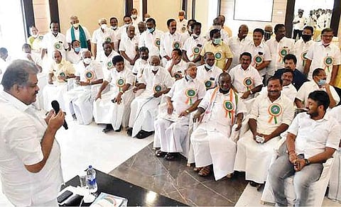 ஈரோட்டில் நேற்று நடந்த கொங்கு மண்டல நிர்வாகிகள் ஆலோசனைக் கூட்டத்தில் தமாகா தலைவர் ஜி.கே.வாசன் பேசினார்.