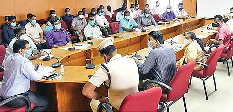 அரிசி ரேஷன் கார்டுதாரர்களுக்கு பொங்கல் பரிசுத் தொகுப்பு வழங்குவது தொடர்பாக சேலத்தில் ஆட்சியர் ராமன் தலைமையில் ஆலோசனைக் கூட்டம் நடந்தது.