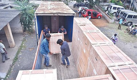 சேலம், நாமக்கல் உள்ளிட்ட 4 மாவட்டங்களில் கரோனா தடுப்பூசிகளை இருப்பு வைக்க தேவையான குளிர்பதனப் பெட்டிகள் கோவையில் இருந்து சேலம் சுகாதாரப் பணிகள் துணை இயக்குநர் அலுவலகத்துக்கு வந்தது. அவற்றை இறக்கி வைக்கும் பணியில் ஈடுபட்டுள்ள தொழிலாளர்கள்.		  படம்: எஸ்.குரு பிரசாத்