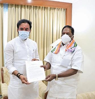 மத்திய உள்துறை இணையமைச்சர் கிஷன் ரெட்டியிடம் மனு அளிக்கும் முதல்வர் நாராயணசாமி.