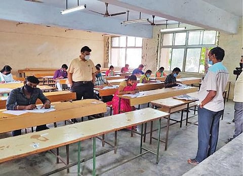 விழுப்புரத்தில் குரூப் 1 தேர்வு மையத்தை பார்வையிடும் மாவட்ட ஆட்சியர் அண்ணாதுரை.