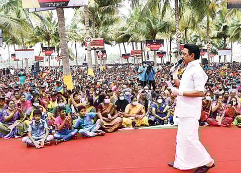 ஈரோடு மாவட்டம் வெள்ளோடு பகுதியில் நேற்று நடந்த மக்கள் கிராமசபைக் கூட்டத்தில் திமுக தலைவர் மு.க.ஸ்டாலின் பேசினார்.