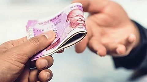 லஞ்ச வழக்குகளில் சிக்கிய அரசு அதிகாரிகள் 102 பேரை சஸ்பெண்ட் செய்ய பரிந்துரை