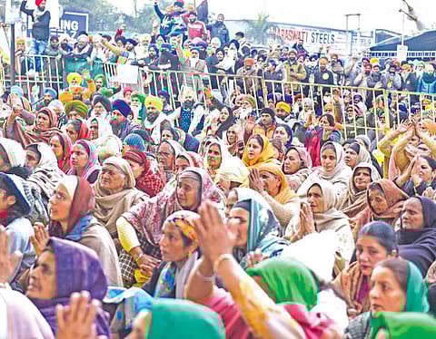 மத்திய அரசின் புதிய வேளாண் சட்டங்களை ரத்து செய்ய வலியுறுத்தி, பஞ்சாப், ஹரியாணா விவசாயிகள் டெல்லியின் சிங்கு எல்லை பகுதியில் நேற்றும் போராட்டத்தில் ஈடுபட்டனர். படம்: பிடிஐ