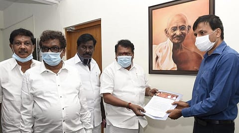 தலைமைச்செயலாளர் அஸ்வினிகுமாரிடம் மனு தரும் அதிமுக மேற்கு மாநில செயலாளர் ஓம்சக்தி சேகர். படம்: எம்.சாம்ராஜ்